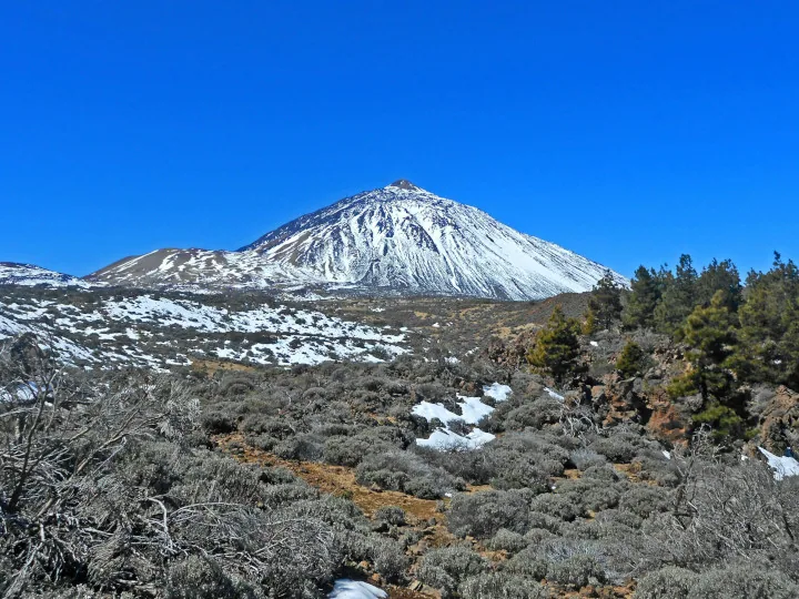 Snødekt Teide over lavamarken