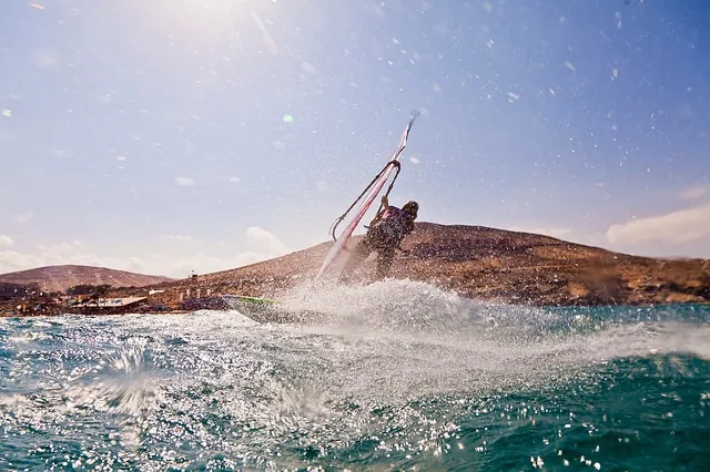 Windsurfer i fart over bølgene